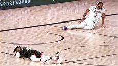 Robert Covington (vlevo) z Houstonu a Anthony Davis z LA Lakers se srazili.