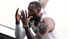 LeBron James z LA Lakers se diví, jak mu mohl být odpískán faul.