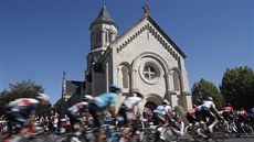 Jezdci bhem 11. etapy Tour de France mezi Chatelaillon-Plage a Poitiers