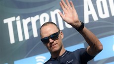Chris Froome zdraví fandy na závod Tirreno-Adriatico.