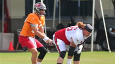 Tom Brady (vlevo) a Ryan Jensen nacvi�ují útok Tampa Bay Buccaneers.