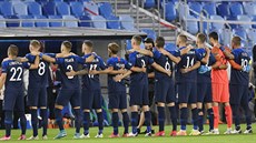 Sloventí fotbalisté zpívají státní hymnu ped utkáním s eskou reprezentací.