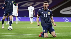 Skotský fotbalista Ryan Christie se raduje z gólu.