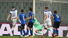 Bosenský kapitán Edin Deko dává gól v zápase Ligy národ proti Itálii.