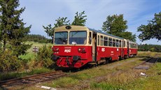 Motorový vůz řady 810 s přípojným vozem řady 010 společnosti Railway Capital ve...