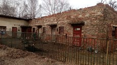 Po roce 1978, kdy byl provoz na trati zruen, budova chátrala a vinou vandal...