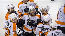 Hrá�i Philadelphie gratulují Ivanu Provorovovi ke vst�elení vít�zného gólu v...