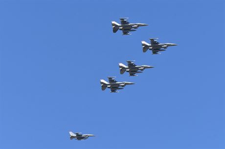 Dny NATO v Ostrav. Formace amerických stíhaek F-16