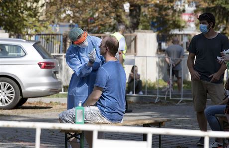 Odbrové místo na testování na onemocnní covid-19 v areálu Oblastní nemocnice...