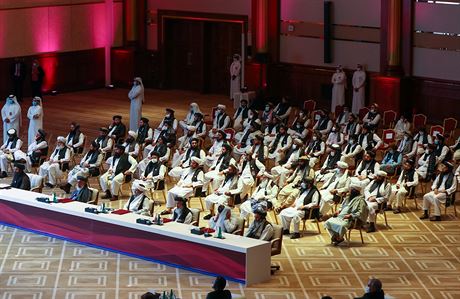 Nemoné se stalo. Zástupci Tálibánu sedí v jednacím sále v katarském Dauhá...