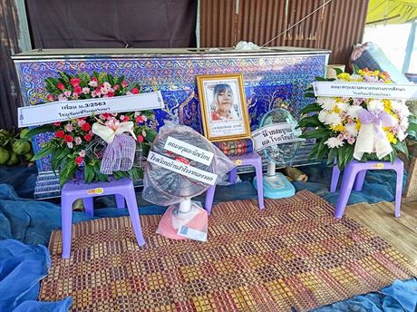 estnáctiletou kolaku z Thajska nali rodie mrtvou v jejím pokoji s mobilem...