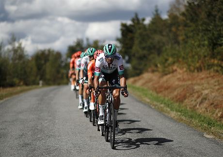 Daniel Oss z Bory-hansgrohe na ele pelotonu bhem 12. etapy Tour de France.