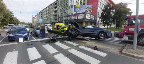 BMW pokodilo semafor a dalí ti vozy.