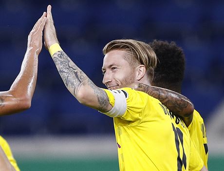 Marco Reus z Dortmundu se se spoluhrái raduje z gólu.