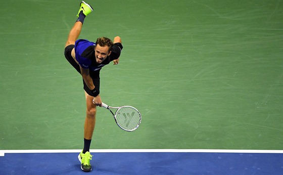 Daniil Medvedv podává v semifinále US Open.