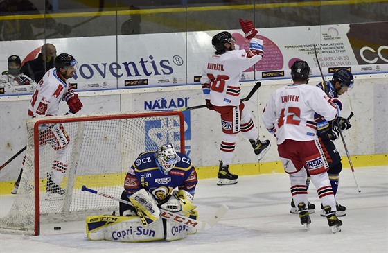 Jakub Navrátil (uprosted) z Olomouce se raduje z gólu.