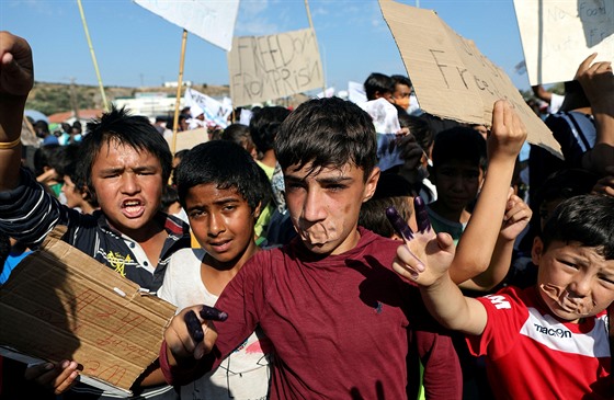 Migranti na ostrov Lesbos protestují a ádají o monost ostrov opustit. (12....