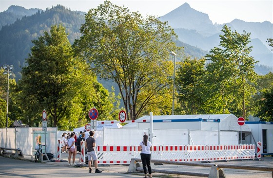 Lidé ekají ped testovacím stediskem v nmeckém Garmisch-Partenkirchenu. (13....