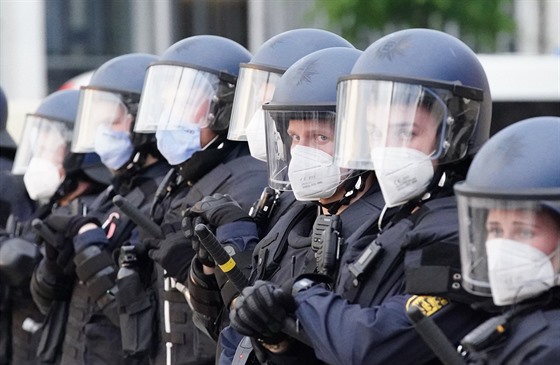 Německá policie zasahuje proti demonstrantům v ulicích Berlína. (29. 8. 2020)