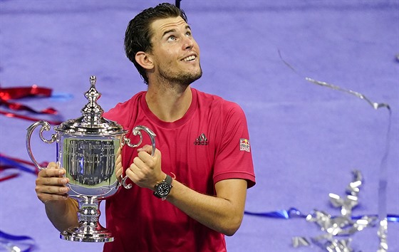 Rakouský tenista Dominic Thiem pózuje s trofejí pro vítze US Open.