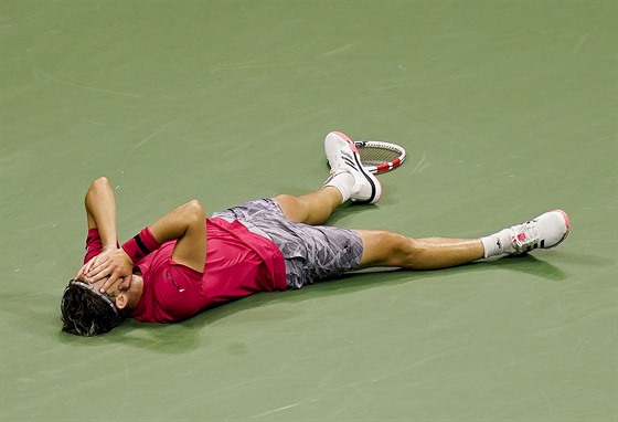 Rakouský tenista Dominic Thiem slaví vítzství ve finále US Open.