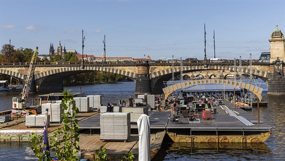 Montá plovoucí scény pro festival Struny podzimu