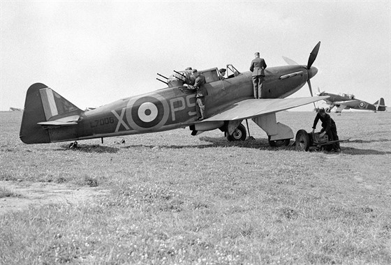 Britský dvoumístný stíhací letoun Boulton Paul Defiant ml vekerou výzbroj v...