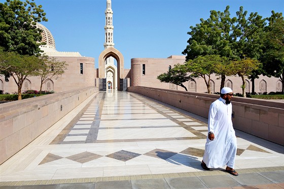 Mešita sultána Kábuse má pět minaretů, vejde se do ní až 20 tisíc věřících.