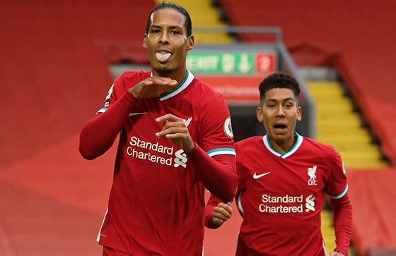 Virgil van Dijk, stoper Liverpoolu, oslavuje svj gól.