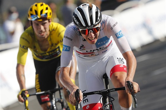 Tadej Pogaar finiuje v 15. etap Tour de France ped Primoem Rogliem.