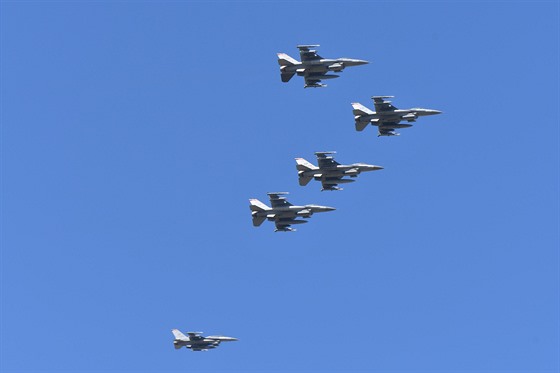 Dny NATO v Ostrav. Formace amerických stíhaek F-16