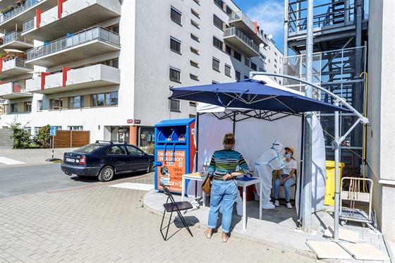 Odbrový stan na testování na onemocnní covid-19 u Medicínského centra v...