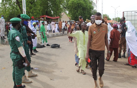 Šaríjská policie na severu Nigérie dohlíží na věřící, kteří jdou do mešity na...