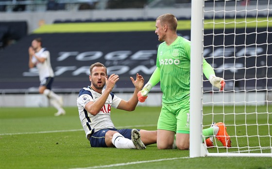 Harry Kane, útoník Tottenhamu, lituje nepromnné ance. Vpravo kleí branká...