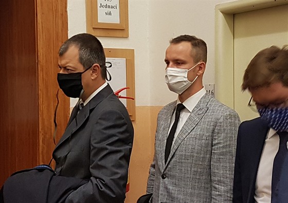 Obžalovaný Vojtěch Chaura (uprostřed) u Okresního soudu v Trutnově (10. 9. 2020)