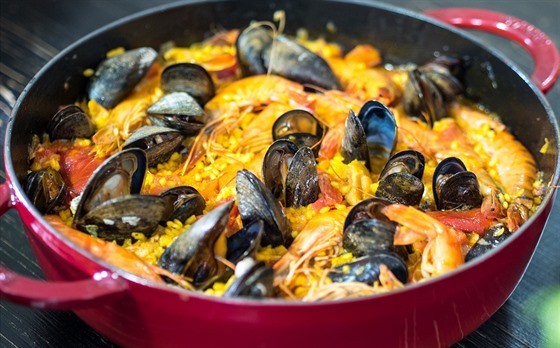 Pravá španělská paella je takovou luxusnější verzí italského rizota. Má spoustu...