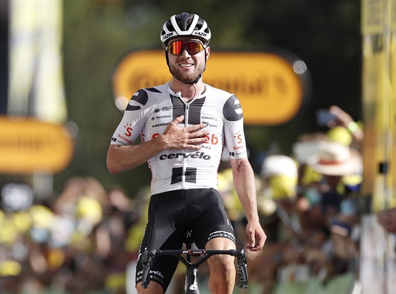 Marc Hirschi se raduje z vítzství ve 12. etap Tour de France.