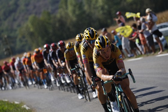 Jumbo-Visma táhne peloton bhem 15. etapy Tour de France.