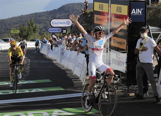Tadej Pogaar vítzí ped Primoem Rogliem v 15. etap Tour de France.