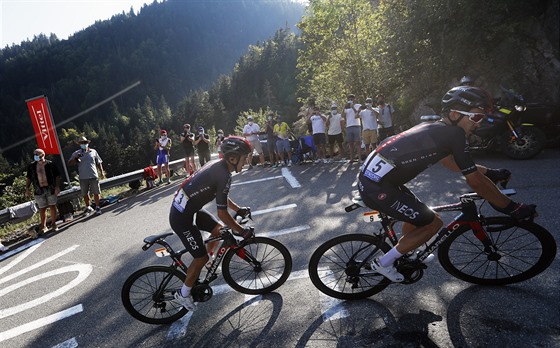 Michal Kwiatkowski (vpravo) a Richard Carapaz bhem 18. etapy Tour.