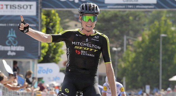 Lucas Hamilton slaví vítzství ve tvrté etap závodu Tirreno-Ariatico.