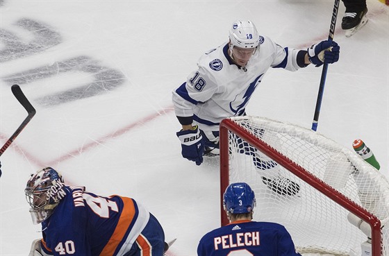 Ondej Palát z Tampa Bay Lightning práv pekonal brankáe New York Islanders...