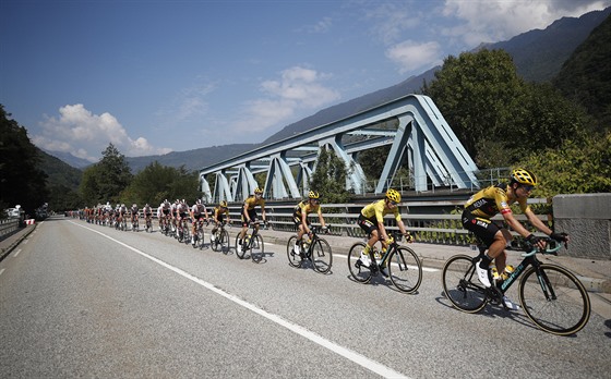 Primo Rogli mezi leny týmu Jumbo-Visma v sedmnácté etap Tour France.
