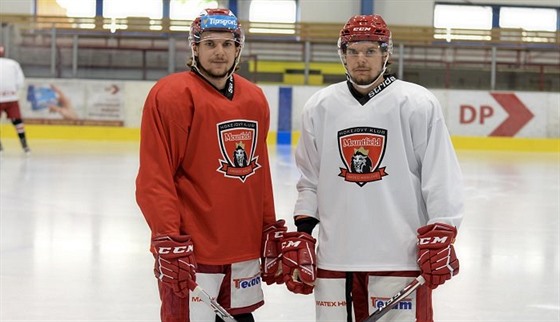 Dvojata Kevin (vlevo) a Kelly Klímovi na tréninku hokejist Hradce Králové.