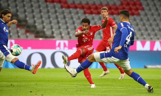 Serge Gnabry z Bayernu Mnichov stílí gól v utkání proti Schalke.