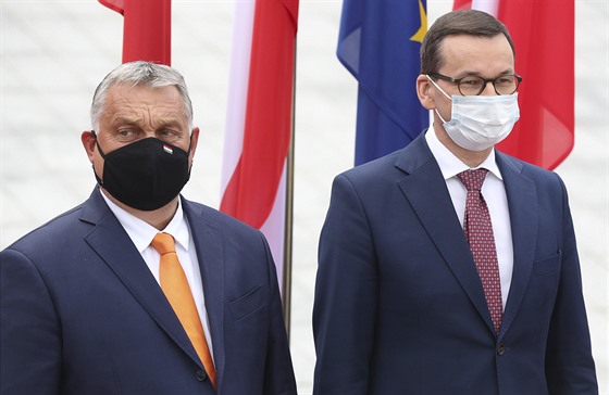 Polský premiér Mateusz Morawiecki se svým maarským protjkem Viktorem Orbánem...