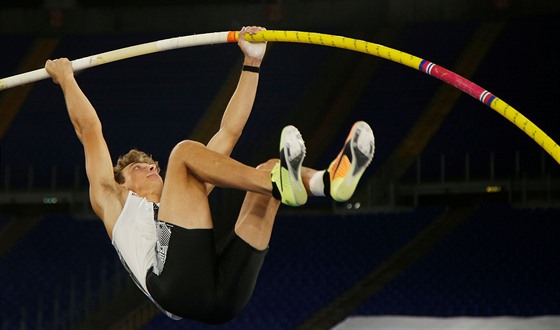 védský tyka Armand Duplantis sebral Sergeji Bubkovi nejlepí výkon pod irým...