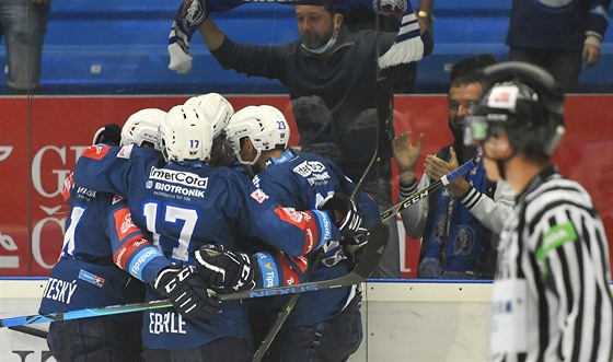 Hokejisté Plzně slaví gól v duelu se Spartou.