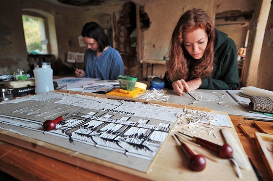 Dominika Cíchová (vpravo) a Markéta Smékalová pi tvorb.
