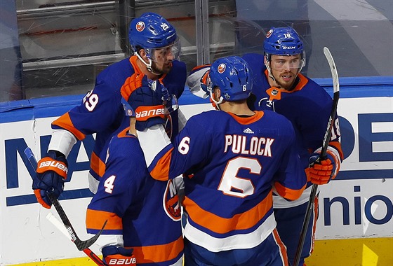 Hokejisté New York Islanders oslavují trefu proti Tampa Bay Lightning.